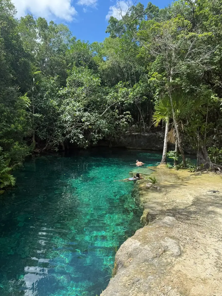 Cenote de Secret Lagoon con personas nadando